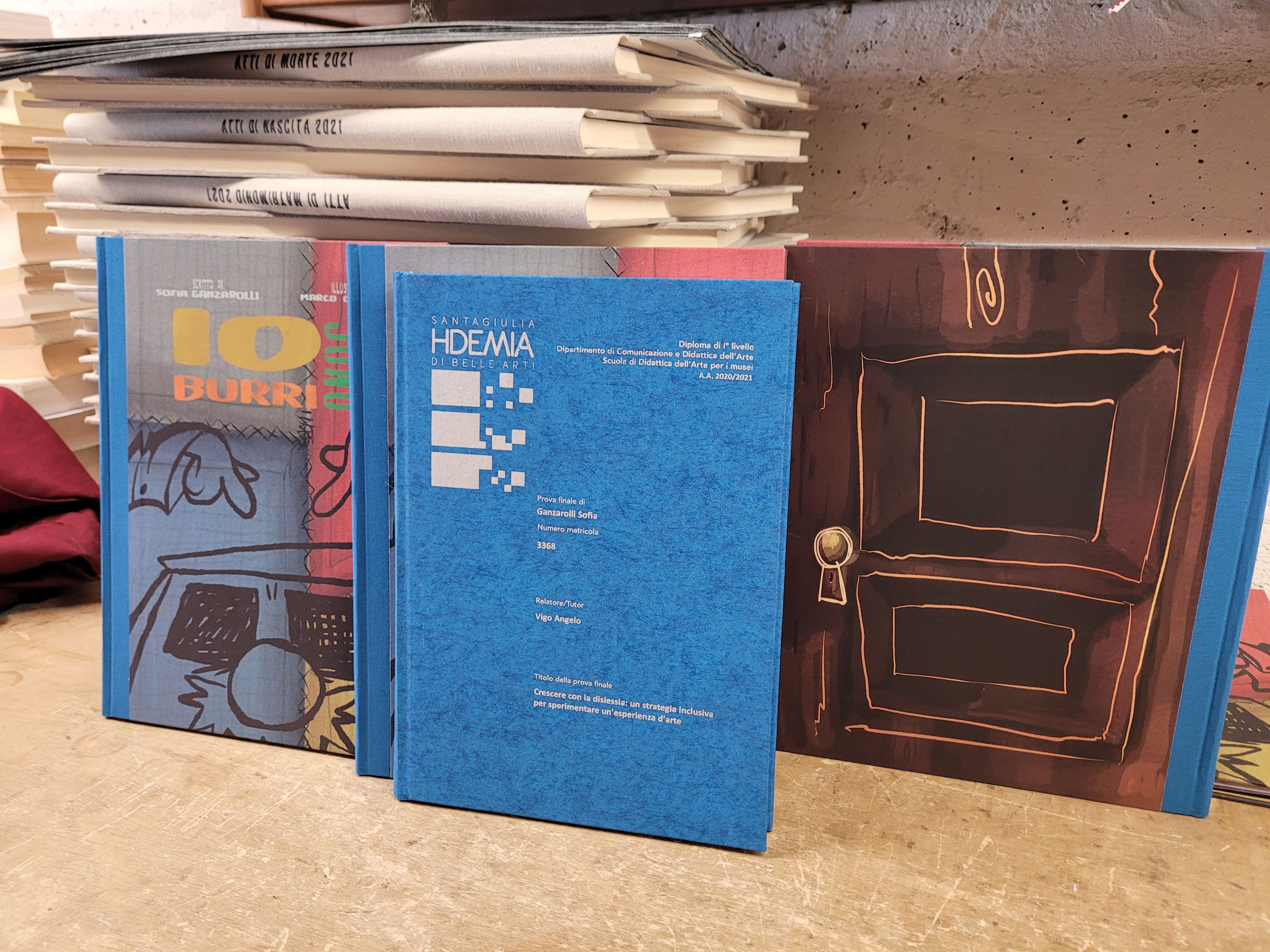 Tesi rilegate colorate in cartoncino blu e rosso