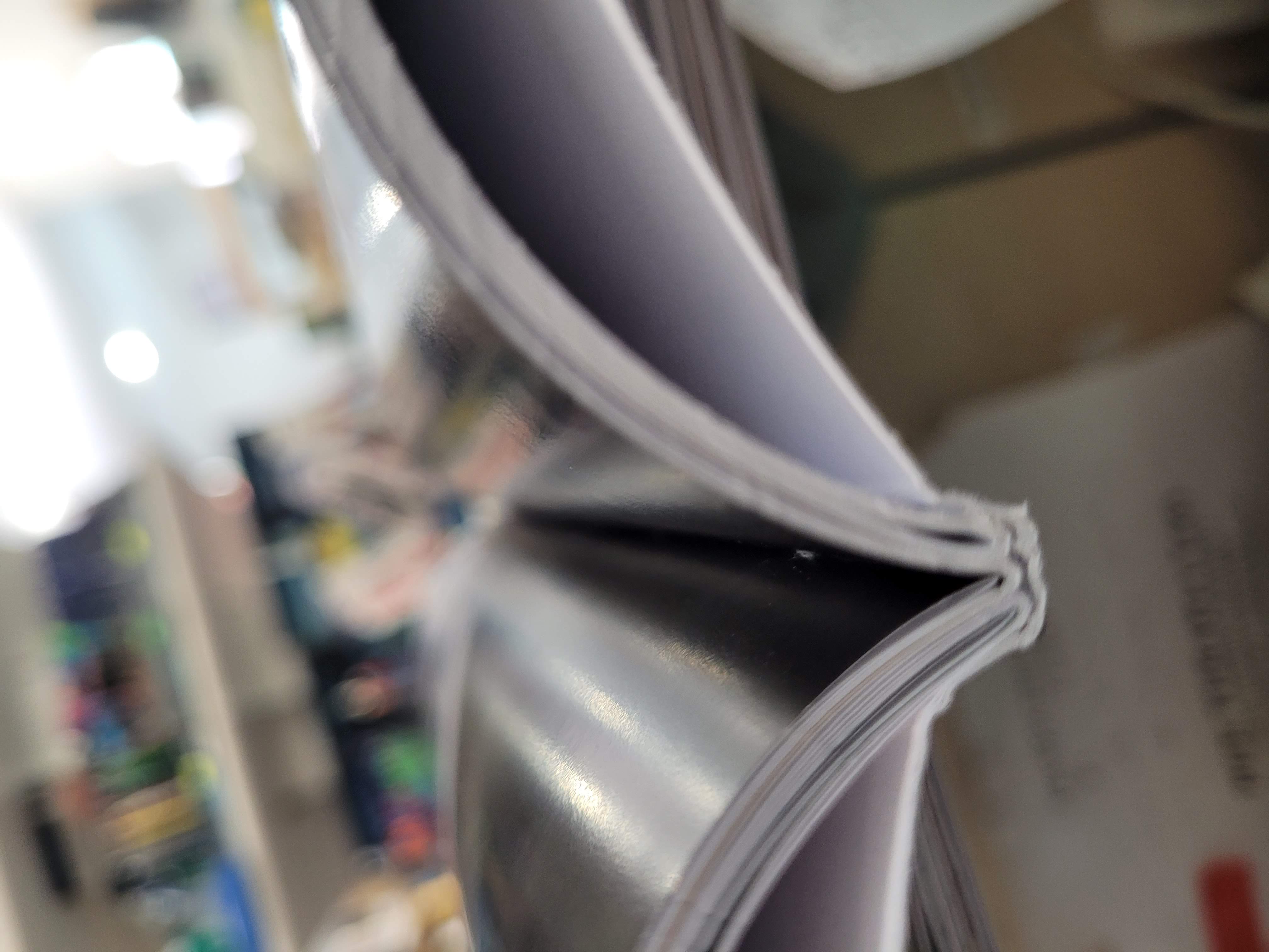 Dettaglio della cucitura a filo refe - pagine cucite insieme