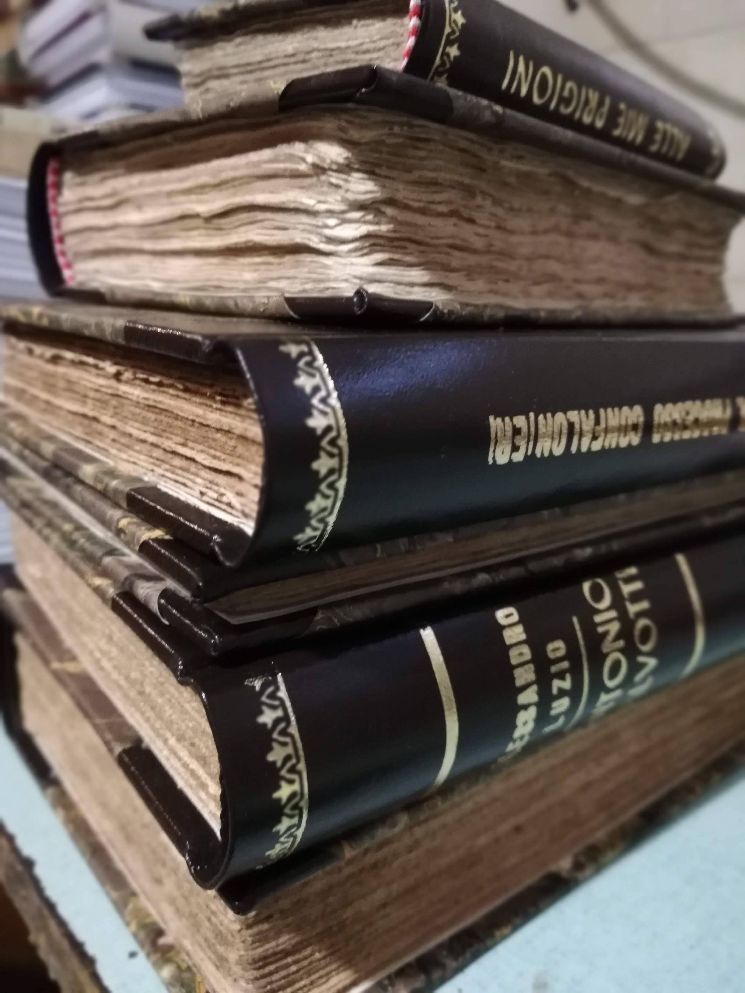Libri antichi restaurati con dorso in pelle e scritte oro