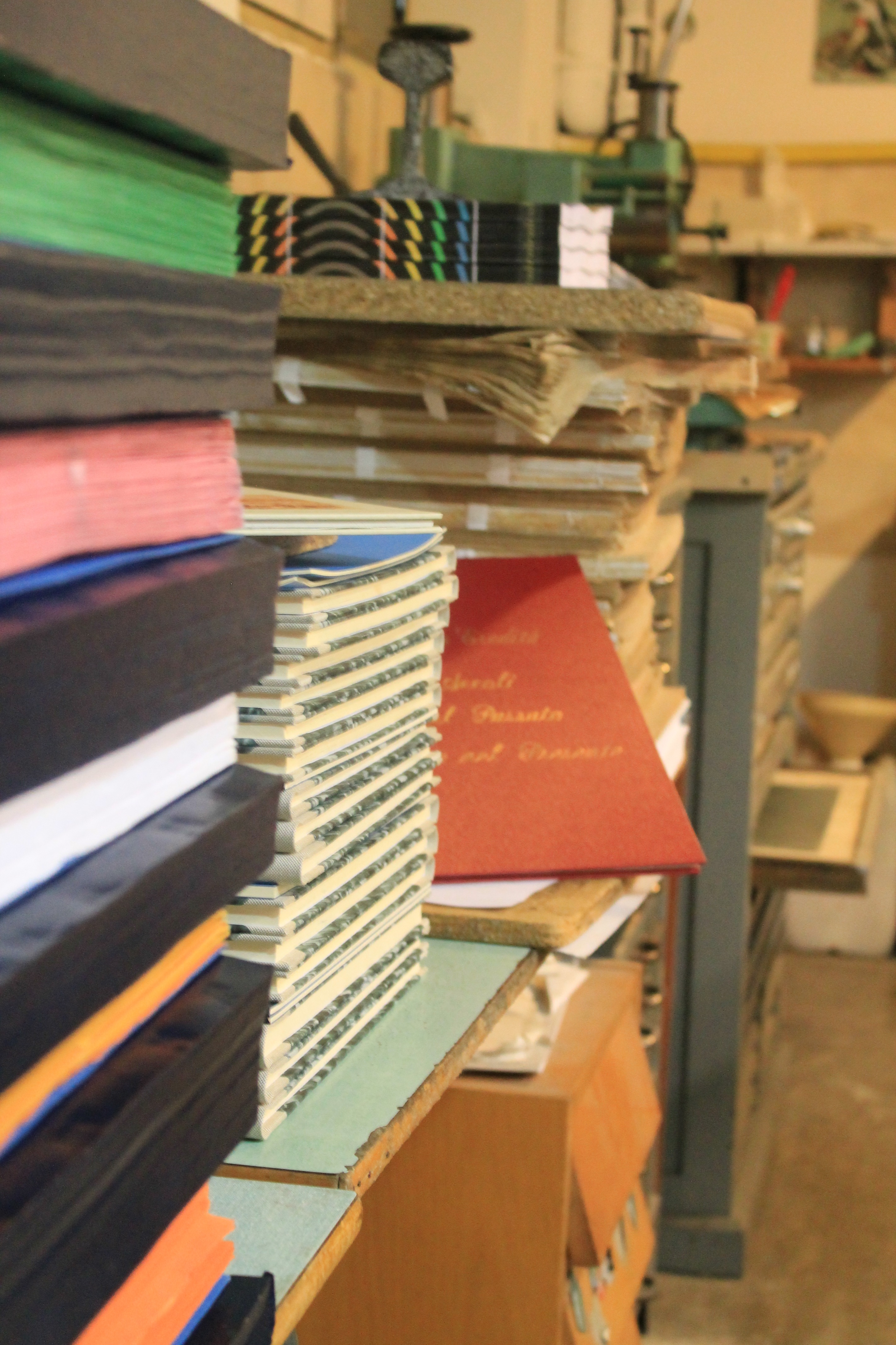 Maestria artigianale - libri in lavorazione presso il nostro laboratorio